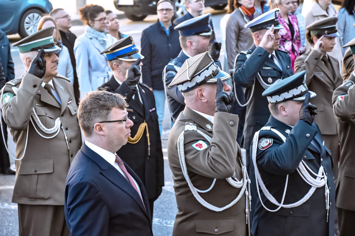 Obchody 2 maja w Olsztynie. Uroczyste podniesienie flagi na maszt [ZDJĘCIA]