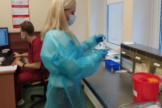Koszalin: Dojechały kolejne szczepionki. W poniedziałek pierwsze szczepienia drugą dawką
