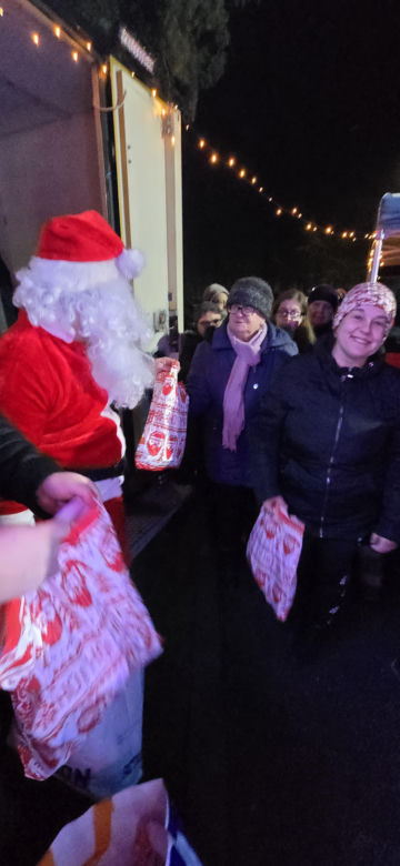 Wigilia w Coffee House Waryńskiego 19. Święty Mikołaj przyszedł do potrzebujących wsparcia