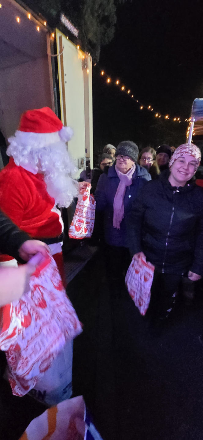 Wigilia w Coffee House Waryńskiego 19. Święty Mikołaj przyszedł do potrzebujących wsparcia