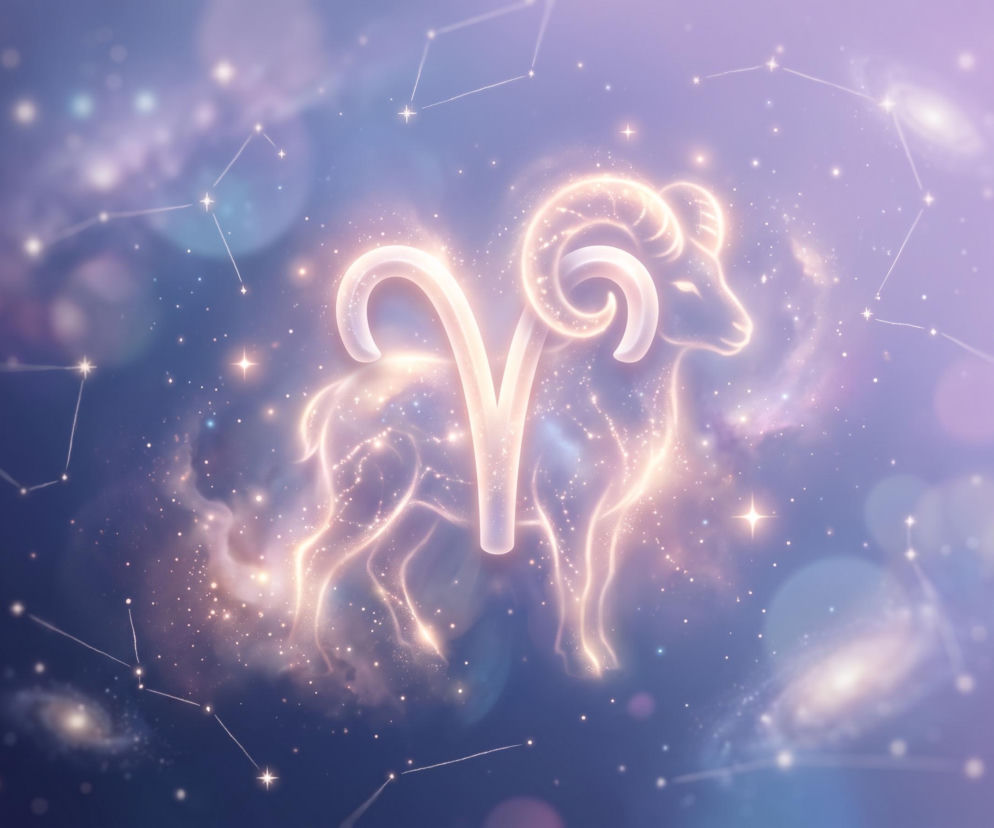 Świecący symbol zodiaku Barana na tle gwieździstego nieba i mgławic. O horoskopie dziennym dowiesz się więcej na Eska.