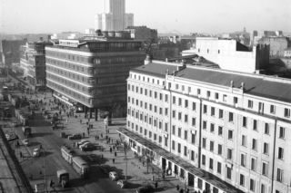 Po tym zdarzeniu odbudowano go dość niedbale, z pominięciem niektórych architektonicznych detali, z elewacji zniknął neon