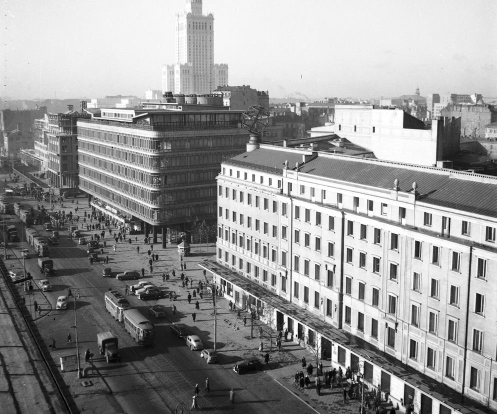 Archiwalny widok na Dom Towarowy Smyk przed pożarem i Pałac Kultury. O historii budynku przeczytasz w Architektura.