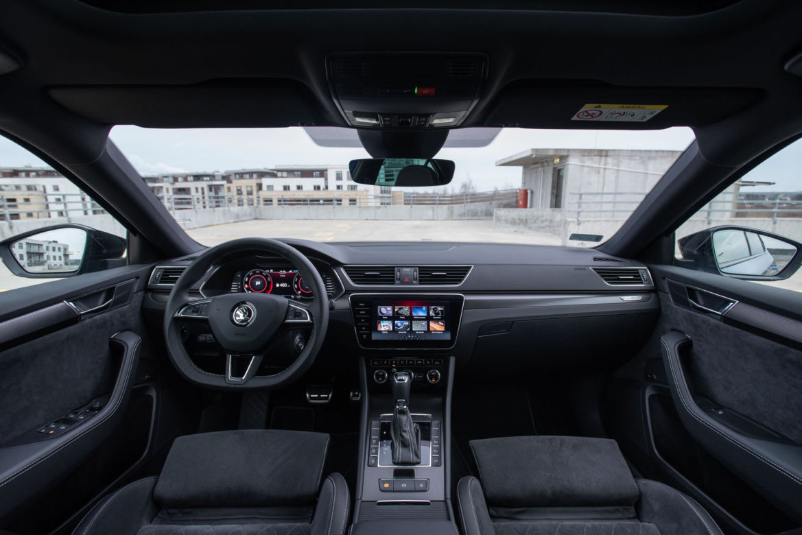 Volkswagen Passat Elegance vs Skoda Superb Sportline