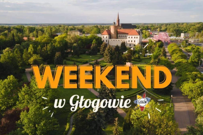 Widok z lotu ptaka na zielone tereny parkowe Głogowa z zabytkowym Zamkiem Książąt Głogowskich i spiczastym dachem wieży. W tle widoczny jest różowy most oraz fragmenty miasta. Na pierwszym planie tekst WEEKEND w Głogowie i logo miasta. O nadchodzących wydarzeniach przeczytasz na naszym portalu.