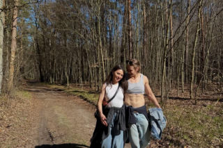 Rozpromienione Janja Lesar i Katarzyna Zillmann tańcują na ulicy. Fajna para?