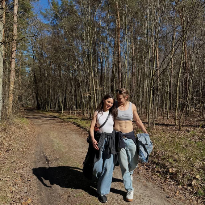 Rozpromienione Janja Lesar i Katarzyna Zillmann tańcują na ulicy. Fajna para?