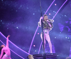 Sylwester z Dwójką. Doda przebierała się dwa razy. Zapięta pod szyję wyglądała obłędnie!