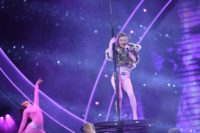 Sylwester z Dwójką. Doda przebierała się dwa razy. Zapięta pod szyję wyglądała obłędnie!