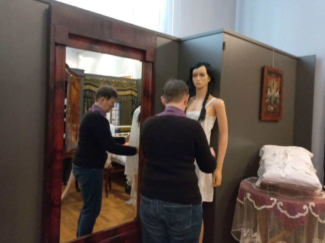 W Muzeum Okręgowym w Lesznie suszą stare gacie na sznurku! Nowa wystawa o... bieliźnie