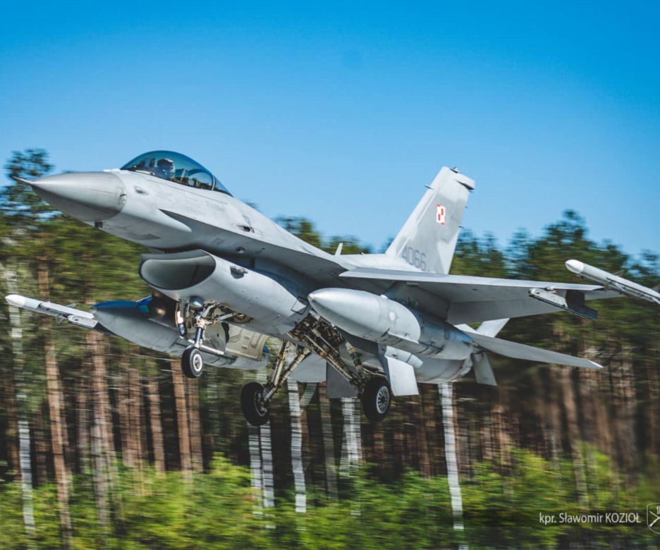Na drodze pod Nidzicą wylądował myśliwiec F-16. To pierwsze takie ćwiczenia od 20 lat