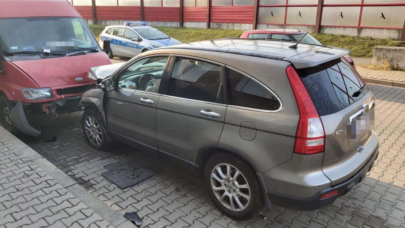 Warszawa. Huknął w bariery, roztrzaskał trzy auta i uciekł. Trwają poszukiwania kierowcy