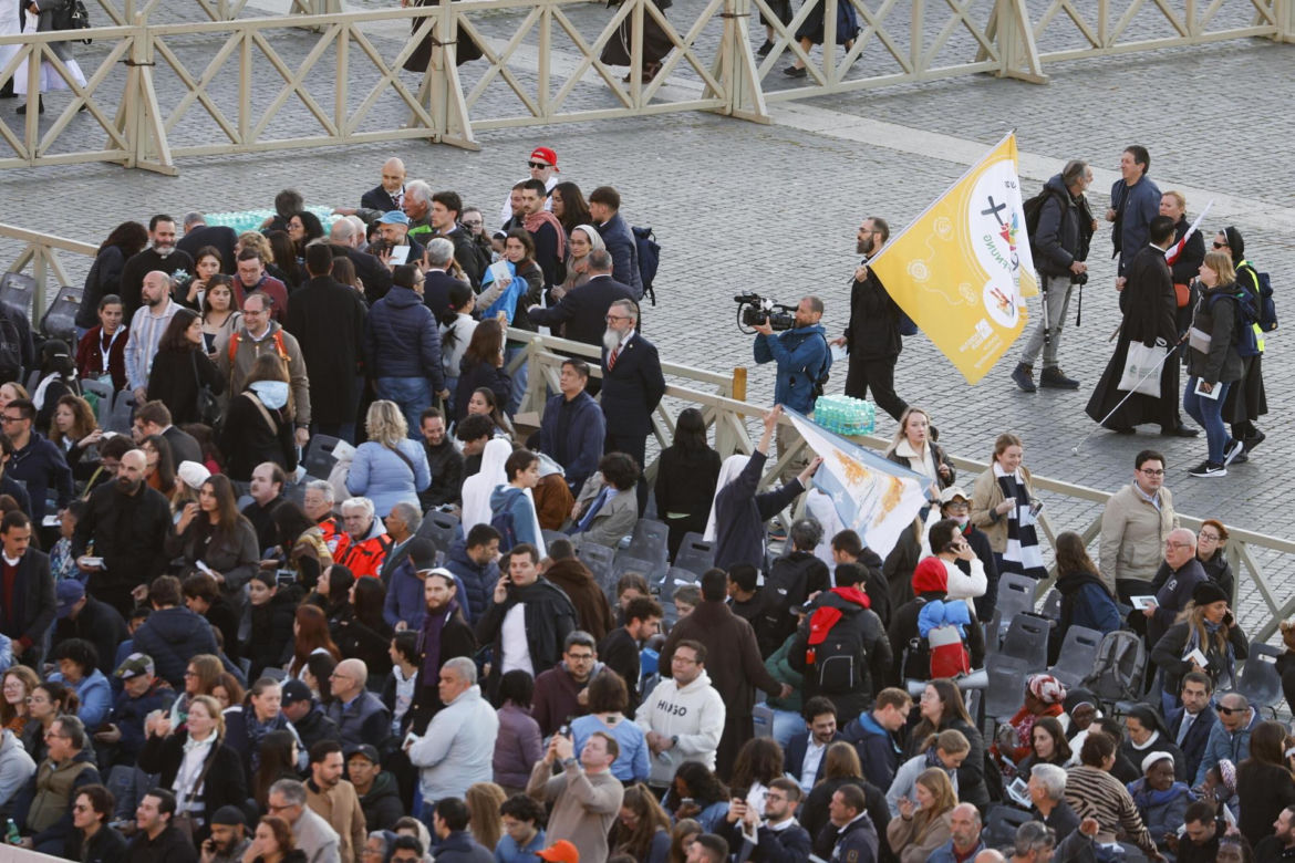 Ostatnie chwile przed pogrzebem Franciszka. Tłumy wiernych na pl. św. Piotra