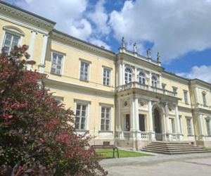Rezydencja nie powstała bowiem jako zwykły dom mieszkalny. Miała być gigantycznym skarbcem dla Biblioteki Ordynacji Myszkowskiej