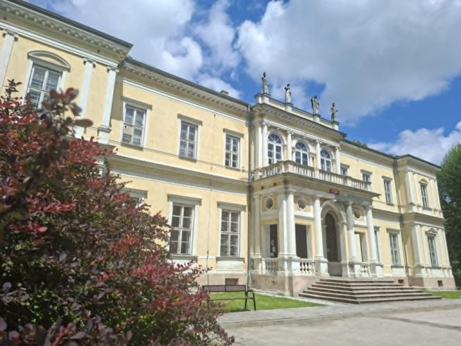 Rezydencja nie powstała bowiem jako zwykły dom mieszkalny. Miała być gigantycznym skarbcem dla Biblioteki Ordynacji Myszkowskiej