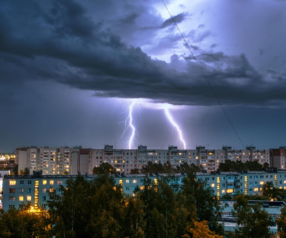 Polska szykuje się na ekstremalne burze. Zagrożenie rośnie z godziny na godzinę. Alerty IMGW i RCB