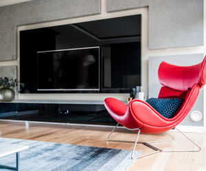 Designerski fotel w nowoczesnym salonie