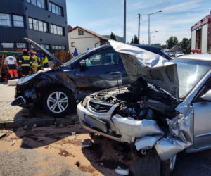 Nowy Sącz. Wypadek na ul. Tarnowskiej. Dzieci wśród poszkodowanych, trzy osoby w szpitalu [ZDJĘCIA]