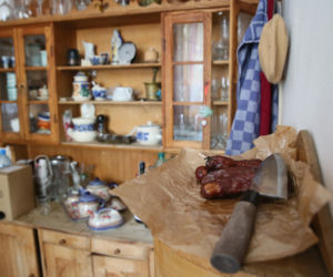 Wiemy, u kogo teraz mieszka Jarosław Kaczyński! W takich warunkach spędza czas. Mamy ZDJĘCIA!