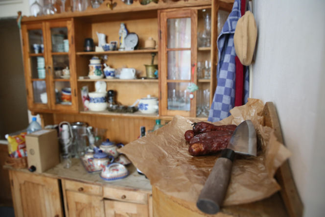 Wiemy, u kogo teraz mieszka Jarosław Kaczyński! W takich warunkach spędza czas. Mamy ZDJĘCIA!