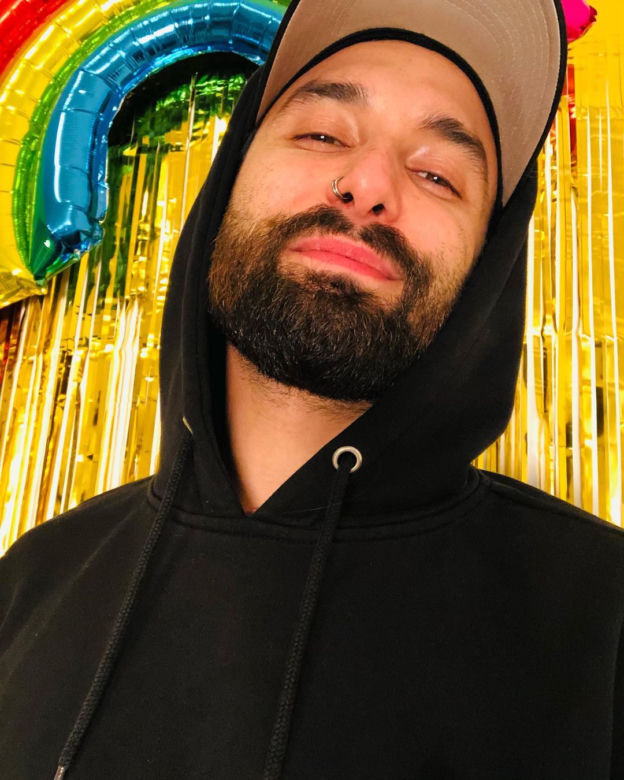 Conchita Wurst założyła tak krótką sukienkę, że powypadały jej ZWISAJĄCE JĄDRA