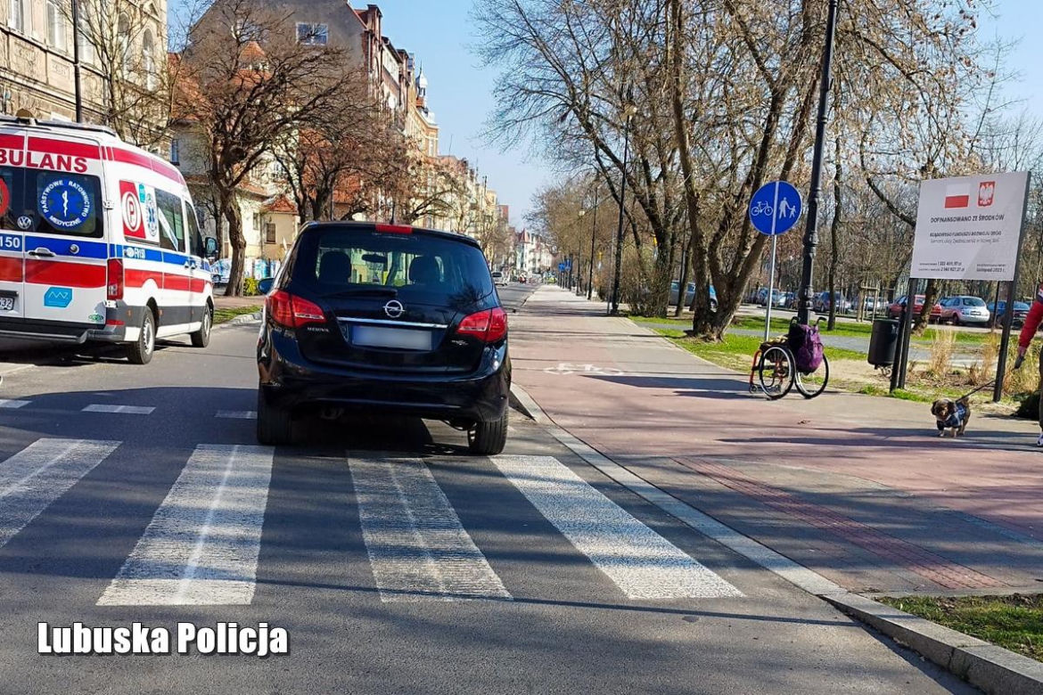 Fatalne potrącenie kobiety na wózku! Kierowca zatrzymał się dopiero za pasami