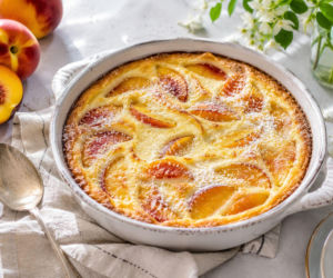 Clafoutis z brzoskwiniami. Francuskie ciasto bez miksera, które robi się jak zapiekany budyń