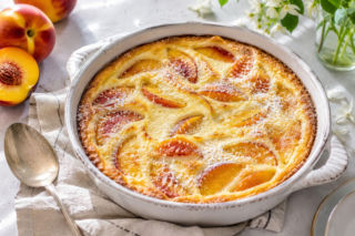 Clafoutis z brzoskwiniami. Francuskie ciasto bez miksera, które robi się jak zapiekany budyń