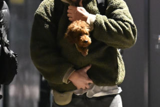 Sebastian Fabijański z pieskiem na spacerze