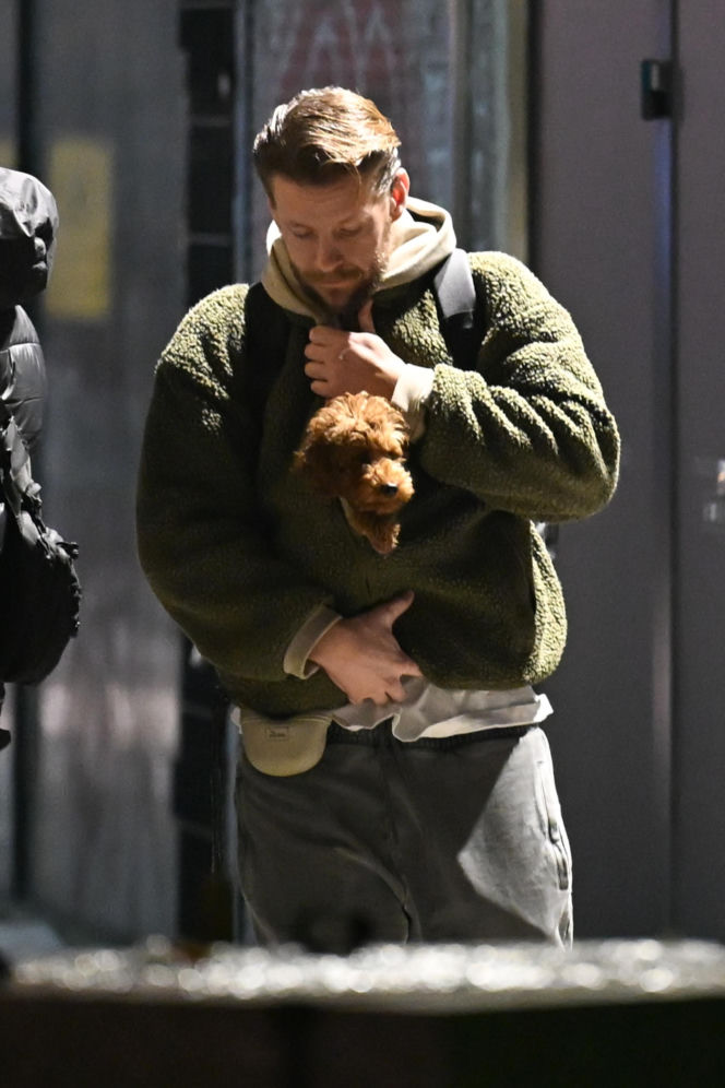 Sebastian Fabijański z pieskiem na spacerze