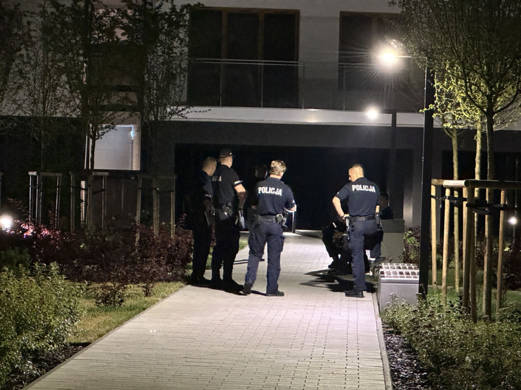 Nagi mężczyzna wszedł na dach budynku i rzucał cegłami w mieszkańców. Chwilę później skoczył. Zginął na miejscu