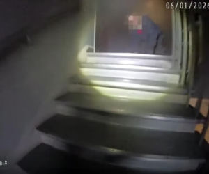 Policjanci wynieśli niepełnosprawnego mężczyznę z pożaru