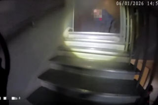 Policjanci wynieśli niepełnosprawnego mężczyznę z pożaru