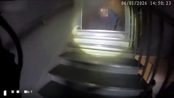 Policjanci wynieśli niepełnosprawnego mężczyznę z pożaru