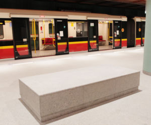 Tygrysie ściany w metrze na Targówku