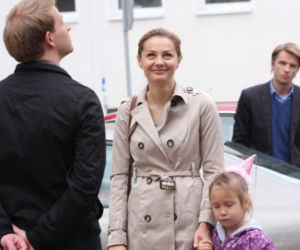 PRZYJACIÓŁKI, odc. 12. Inga (Małgorzata Socha), Hania (Pola Figurska), Andrzej (Adam Krawczyk)