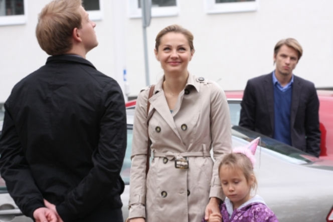 PRZYJACIÓŁKI, odc. 12. Inga (Małgorzata Socha), Hania (Pola Figurska), Andrzej (Adam Krawczyk)