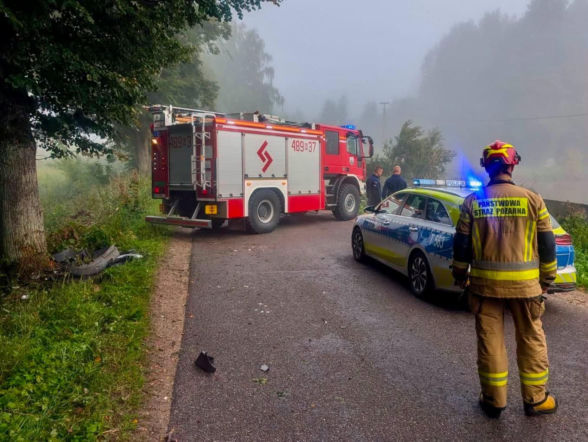 Audi wypadło z drogi i wpadło do wody. NIe żyje 19-latka. Tragedia pod Lidzbarkiem Warmińskim