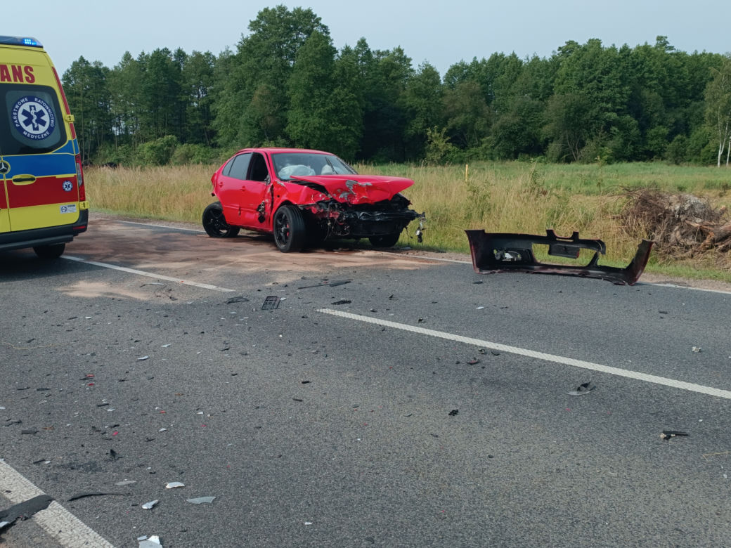 Roztrzaskali się na drodze. Dramatyczny wypadek, strażacy wycinali ludzi z wraków