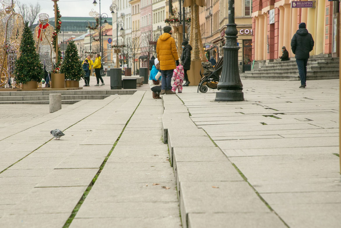 Krakowskie Przedmieście się rozjeżdża! Dziury w chodniku coraz większe