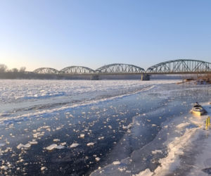Wisła i Brda skute lodem! Zimowe piękno kusi, ale jest wyjątkowo niebezpieczne