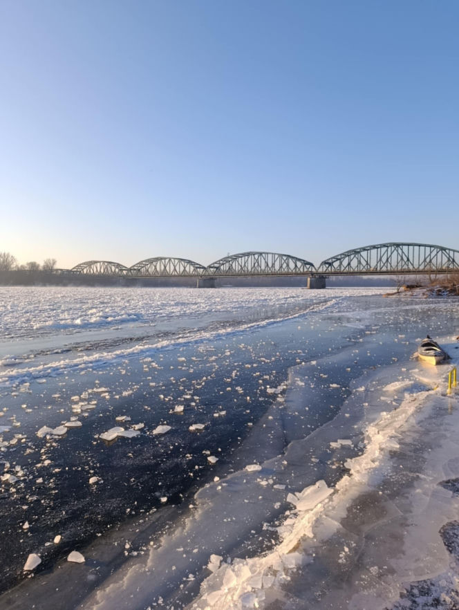 Wisła i Brda skute lodem! Zimowe piękno kusi, ale jest wyjątkowo niebezpieczne
