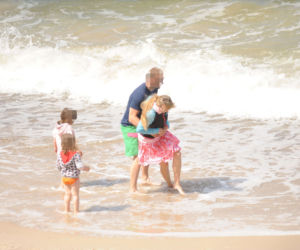 Anna Guzik z rodziną na plaży