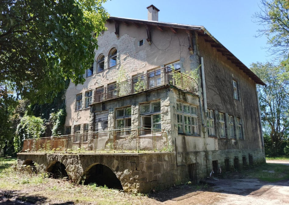 Historia „Kamieni na szaniec” żyje, ale ośrodek, który stworzył autor tej książki, popada w coraz większą ruinę.