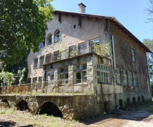 Historia „Kamieni na szaniec” żyje, ale ośrodek, który stworzył autor tej książki, popada w coraz większą ruinę.