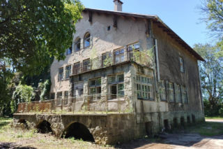 Historia „Kamieni na szaniec” żyje, ale ośrodek, który stworzył autor tej książki, popada w coraz większą ruinę.