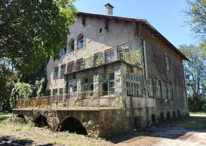 Historia „Kamieni na szaniec” żyje, ale ośrodek, który stworzył autor tej książki, popada w coraz większą ruinę.