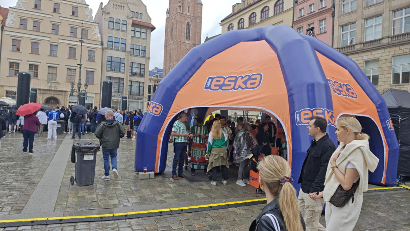 Gorąco przed finałem Ligii Konferencji we Wrocławiu. Tysiące kibiców na Rynku 