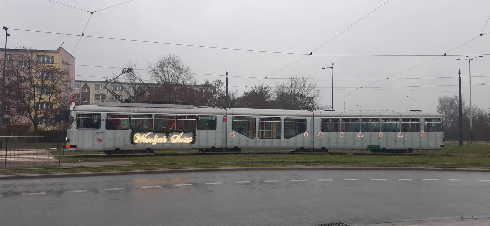 Mikołajkowy pojazd na łódzkich drogach. Zobacz, jak wyglądał świąteczny tramwaj