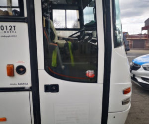 Chwycił za farbę i zapaskudził autobus! Powód? Idiotyczny...